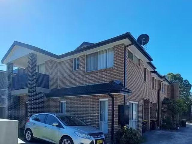 1/8 Holland Crescent, Casula, NSW 2170