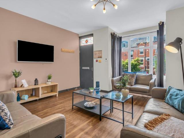 18 KNOWLE ROAD Leeds LS4 2PJ