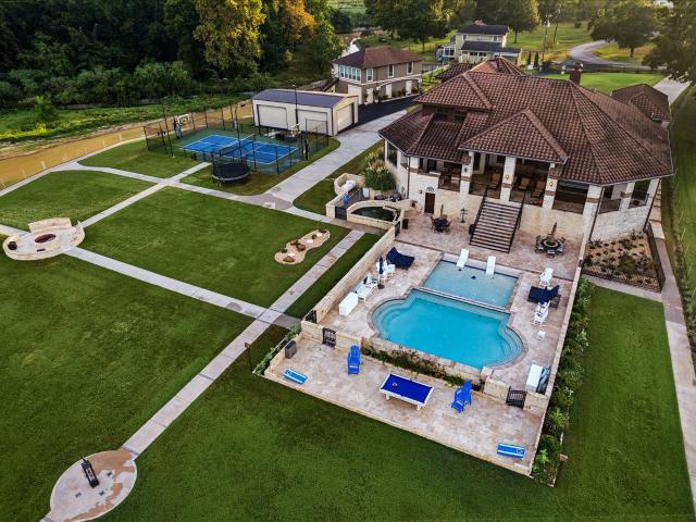 18 Lakeway Drive