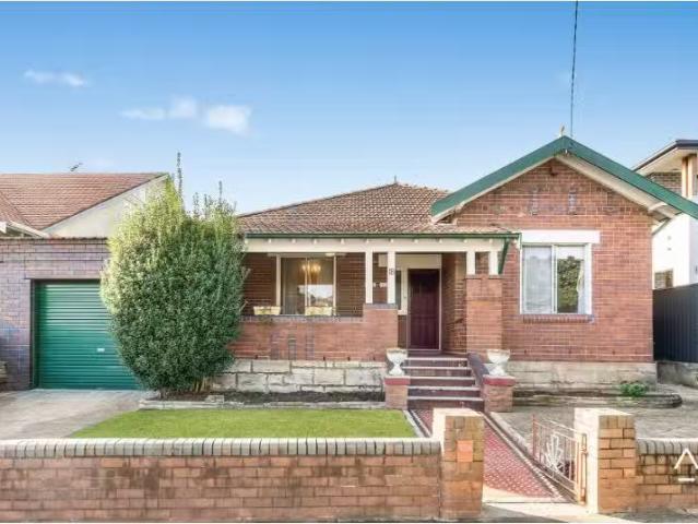 18 Pine Ave, Russell Lea House for rent Listed by Tony Campos.