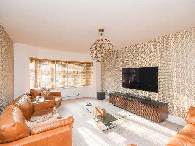 18 Pickwick Gardens, Compton