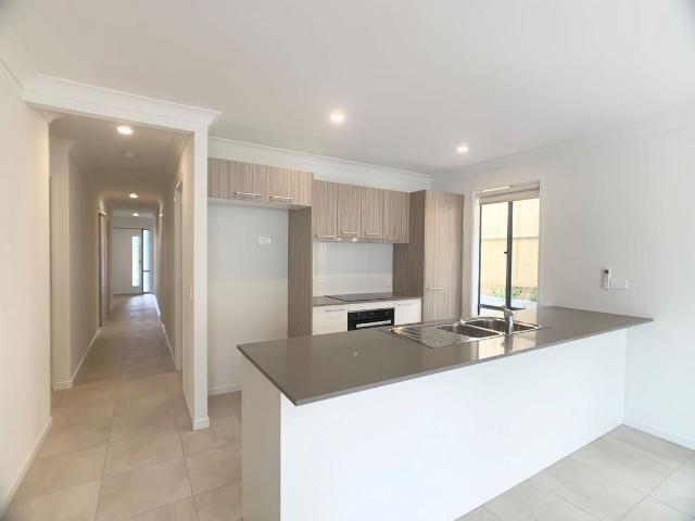 1/8 Sapphire Street Park Ridge, QLD 4125