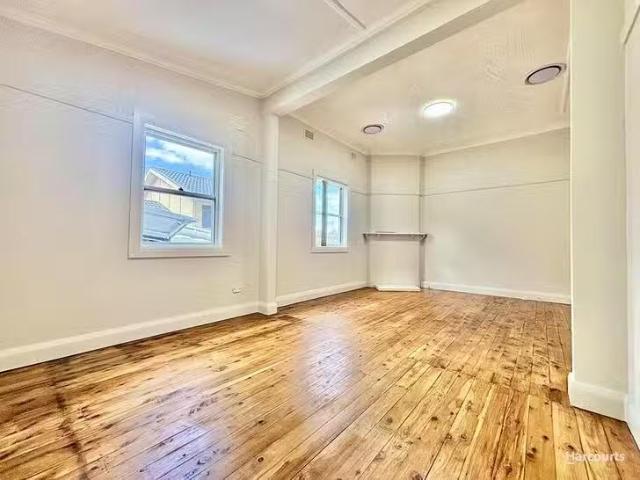 18 Staff Street, Wollongong, NSW 2500