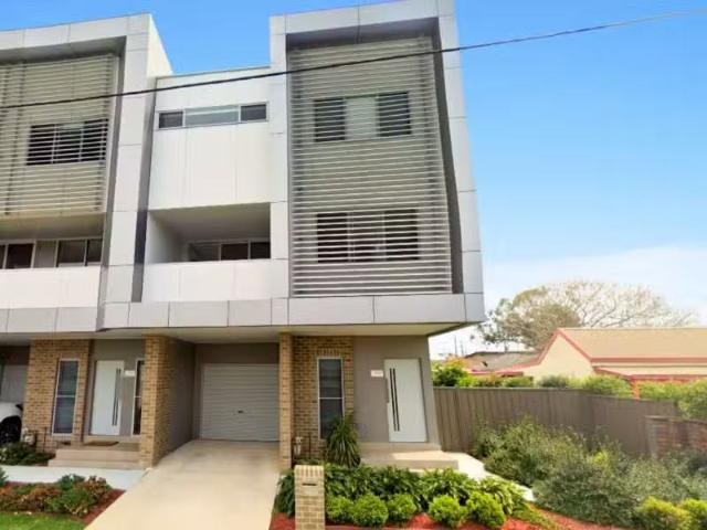1/8a Bourke Street, Adamstown Apartment for rent Listed by Pr.