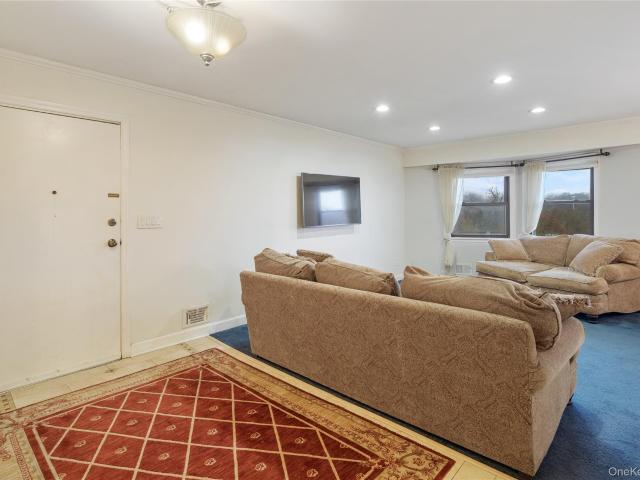 18L Hastings Court