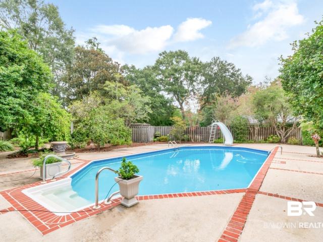 1908 Twin Oaks Court