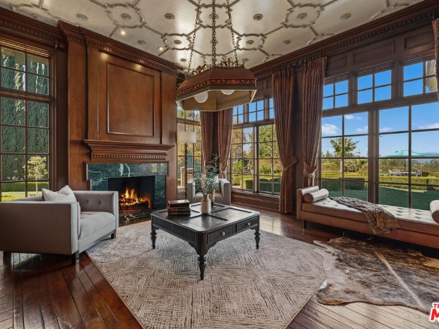 19000 Dorlon Dr, Tarzana, CA 91356 | MLS #26658
