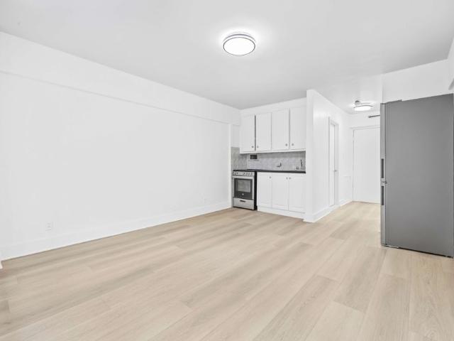 1900 av Lincoln, Compact, Comfortable, and Central Studio for Rent!
