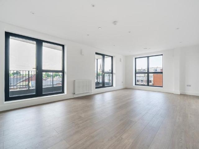 190 192 High Street Slough SL1 3 bed flat to rent £1,950 pcm £450 pw