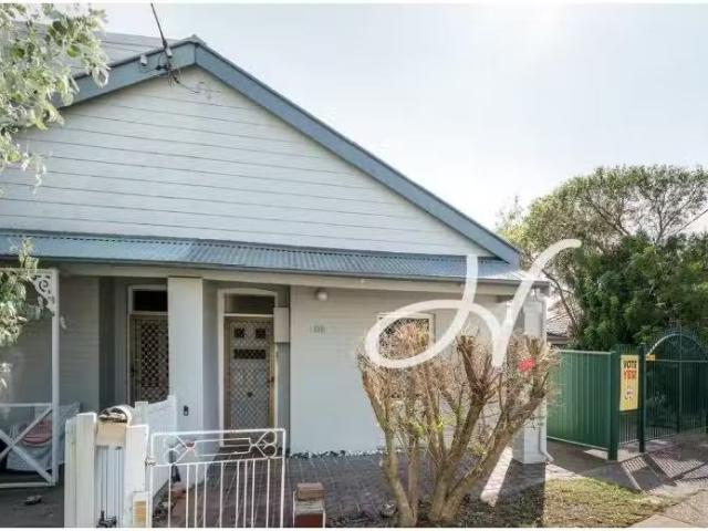 190 Denison Street, Hamilton House for rent Listed by Mieah G.