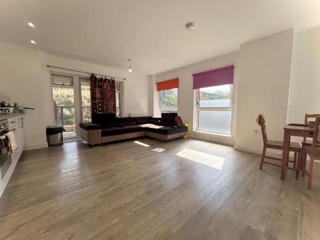 190 London Road, Wallington SM6 2 bed flat to rent £1,800 pcm £415 pw