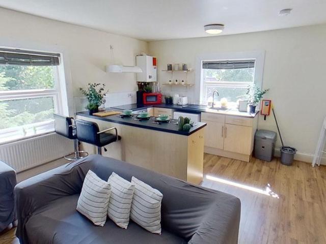 190 Mansfield Road Flat 3, NOTTINGHAM. 3 bed flat to rent £1,950 pcm £450 pw