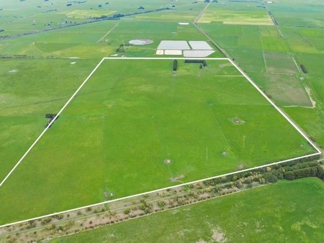 190 productive acres on Koroit's fringe