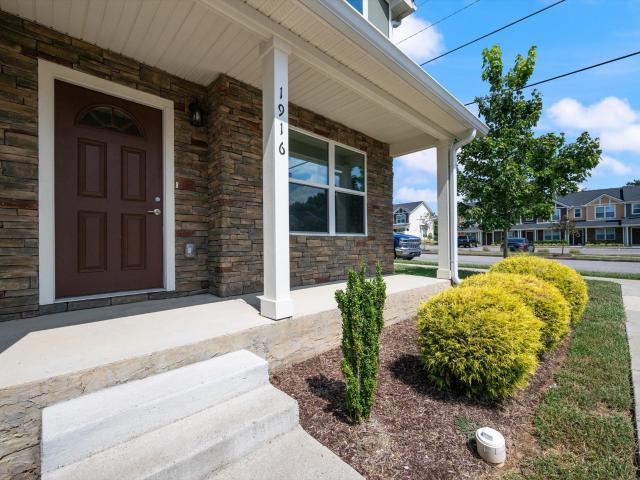 1916 Lombardia Ln