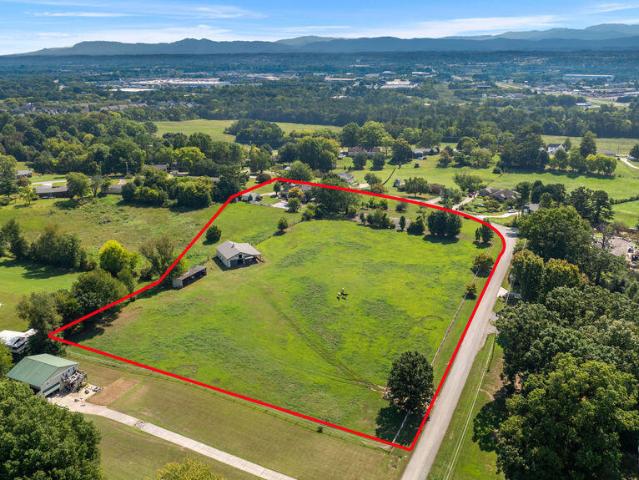 1910 Smoky View Circle