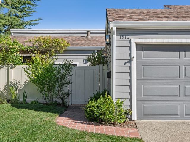 1912 Ascot Dr