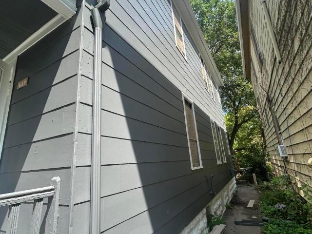 1912 W Rogers St
