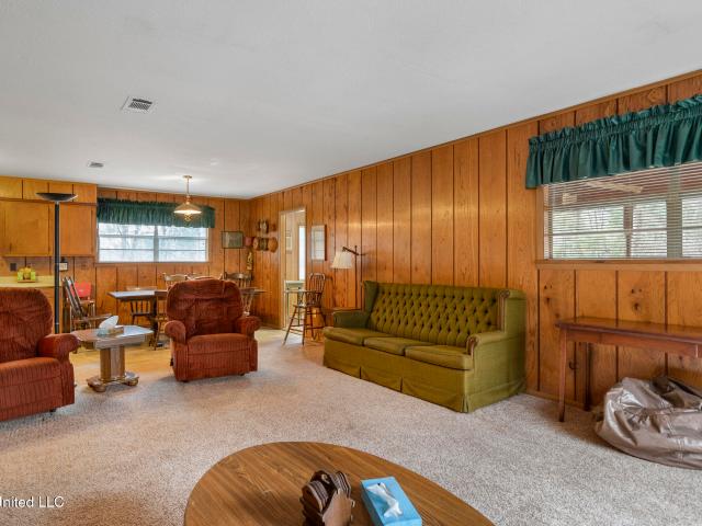 1927 Shady Point Circle