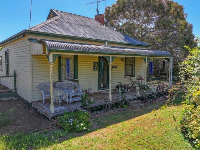 1920s COTTAGE ON A SPACIOUS 1,200m² ALLOTMENT