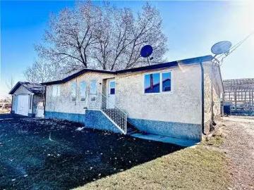 Nanton, Alberta - Parking, Deck