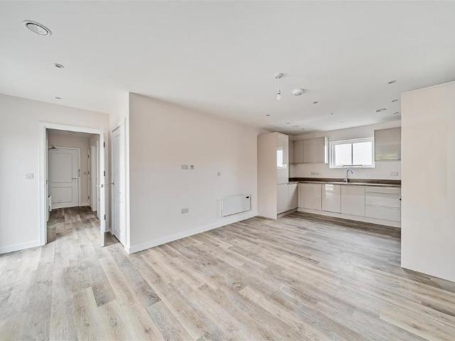 192 194 London Road, Kingston Upon. 3 bed flat to rent £2,600 pcm £600 pw