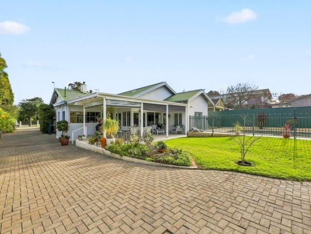 1935'S DOUBLE BRICK IN THE HEART OF VICTOR HARBOR