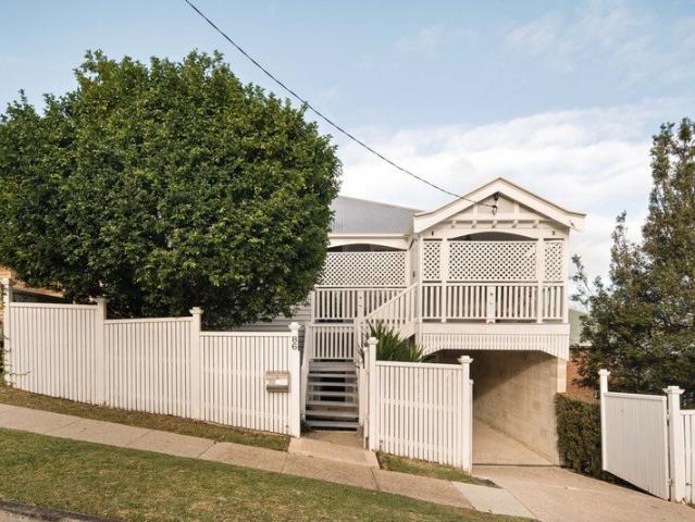 1930s Character, Versatile Living & a Walk Everywhere Location