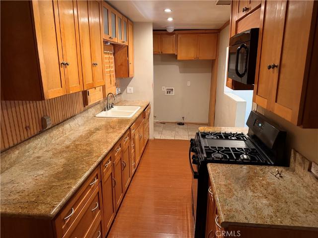 1932 W 84th