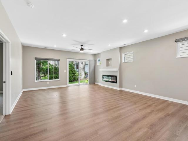 1933 W Woodglen Circle