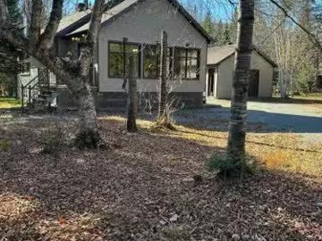 193 Ch. Tawachiche E. Lac Aux Sables, QC, G0X 1M0 house for.
