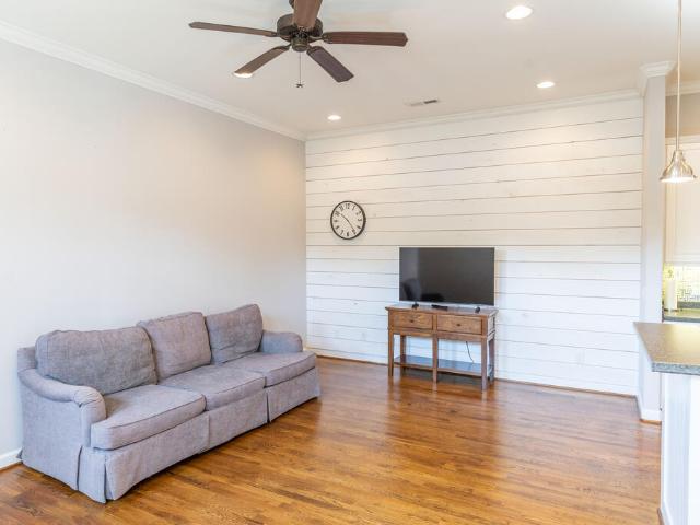 193 Saint James W