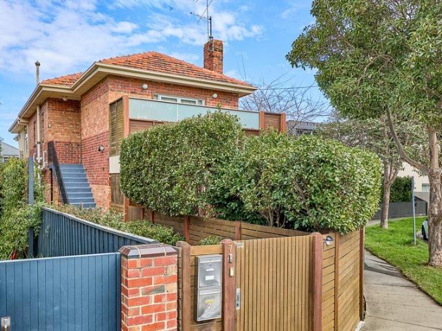 1940s Charm With A Remarkable Courtyard