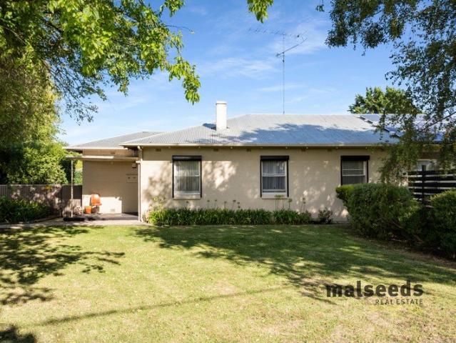 1950's Semi Detached Stone Home In Mount Gambier