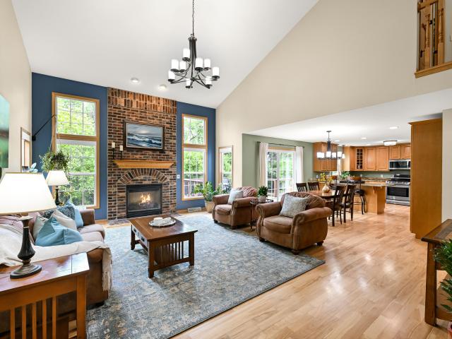 1952 Blackhawk Dr