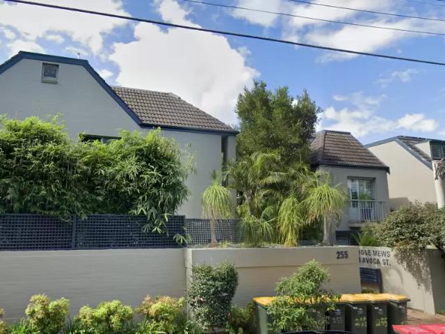 Apartment with 4 bedrooms, 3 bathrooms & parking for 1 car