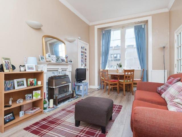 1978L South Clerk Street, Edinburgh. 2 bed flat to rent £1,475 pcm £340 pw