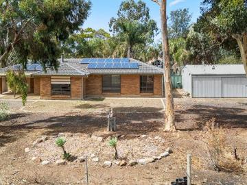 1987 ranch style colonial build plus dual garaging including lock up, double bay plus swimming pool sited 8100m²