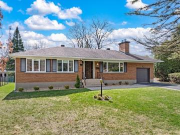 House for sale in Longueuil - Deck, Parking