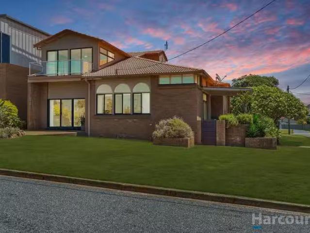 19 The Esplanade, Caves Beach, NSW 2281 House for Rent