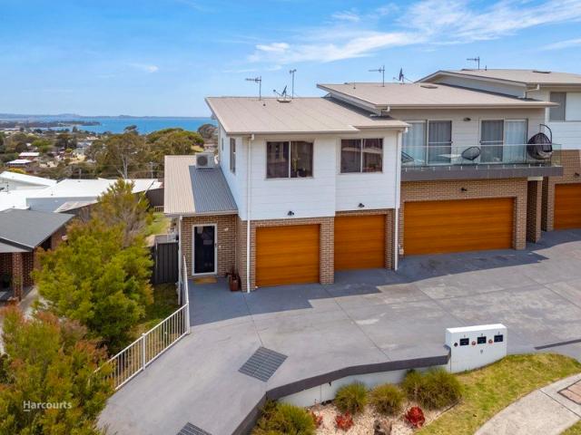 1/9 The Rise: Views You'll Love Coming Home To