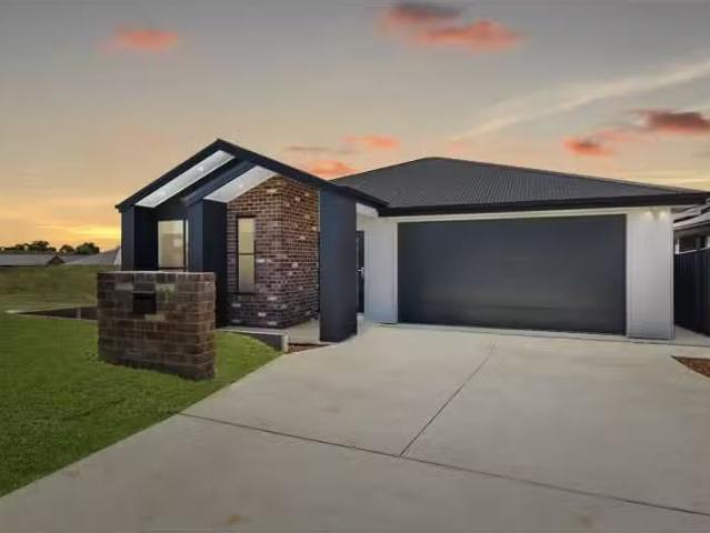 19 Whitebox Street, Orange House for rent Listed by Belle Pro.