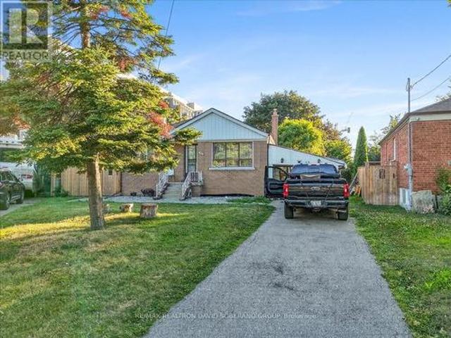 19 Wigan Crescent, Toronto, ON, M3H 3A3 house for sale | Listing ID C13636 | Royal LePage