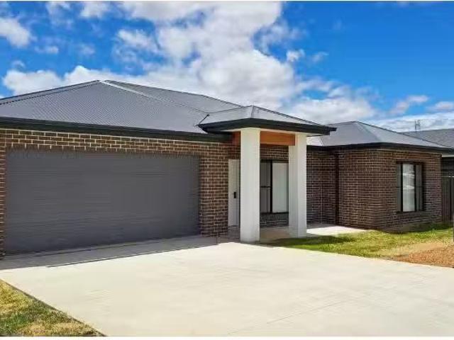 19 Ayrshire Crescent, Tamworth House for rent Listed by Court.