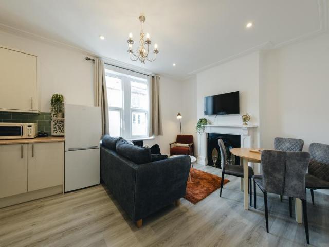 19 Brighton Road, Bristol BS6 2 bed apartment to rent £2,250 pcm £519 pw