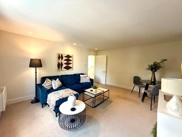 19 Clarendon Road, London 2 bed flat to rent £4,498 pcm £1,038 pw