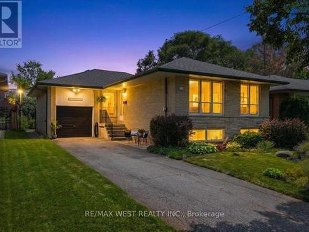 19 Decarie Circle, Toronto, ON, M9B 3H6 house for sale | Listing ID W13776 | Royal LePage