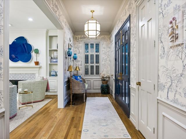 19 E Briar Hollow Lane
