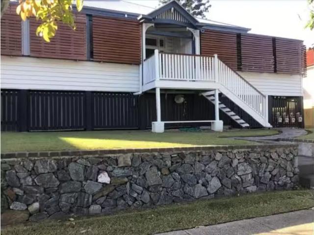 1/9 Elfine street, EAST BRISBANE House for rent Listed by Dia.