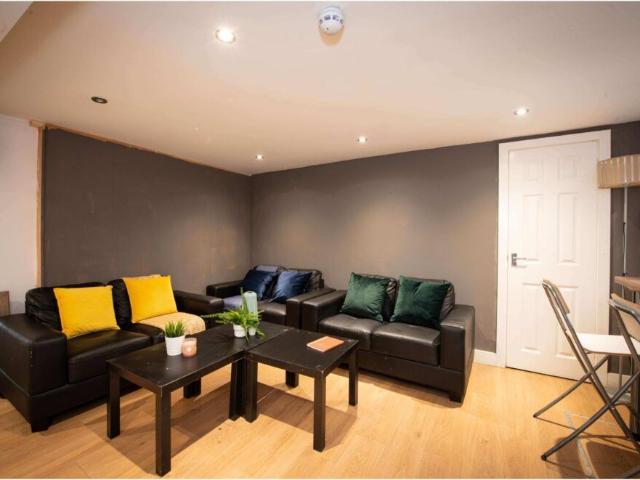 19 Estcourt Terrace, Leeds, LS6 3EX