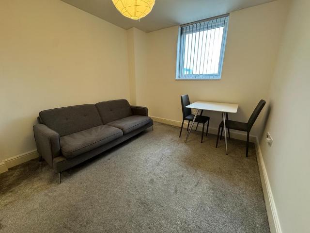 19 Fleming Way, Town Centre, Swindon. 1 bed flat to rent £850 pcm £196 pw